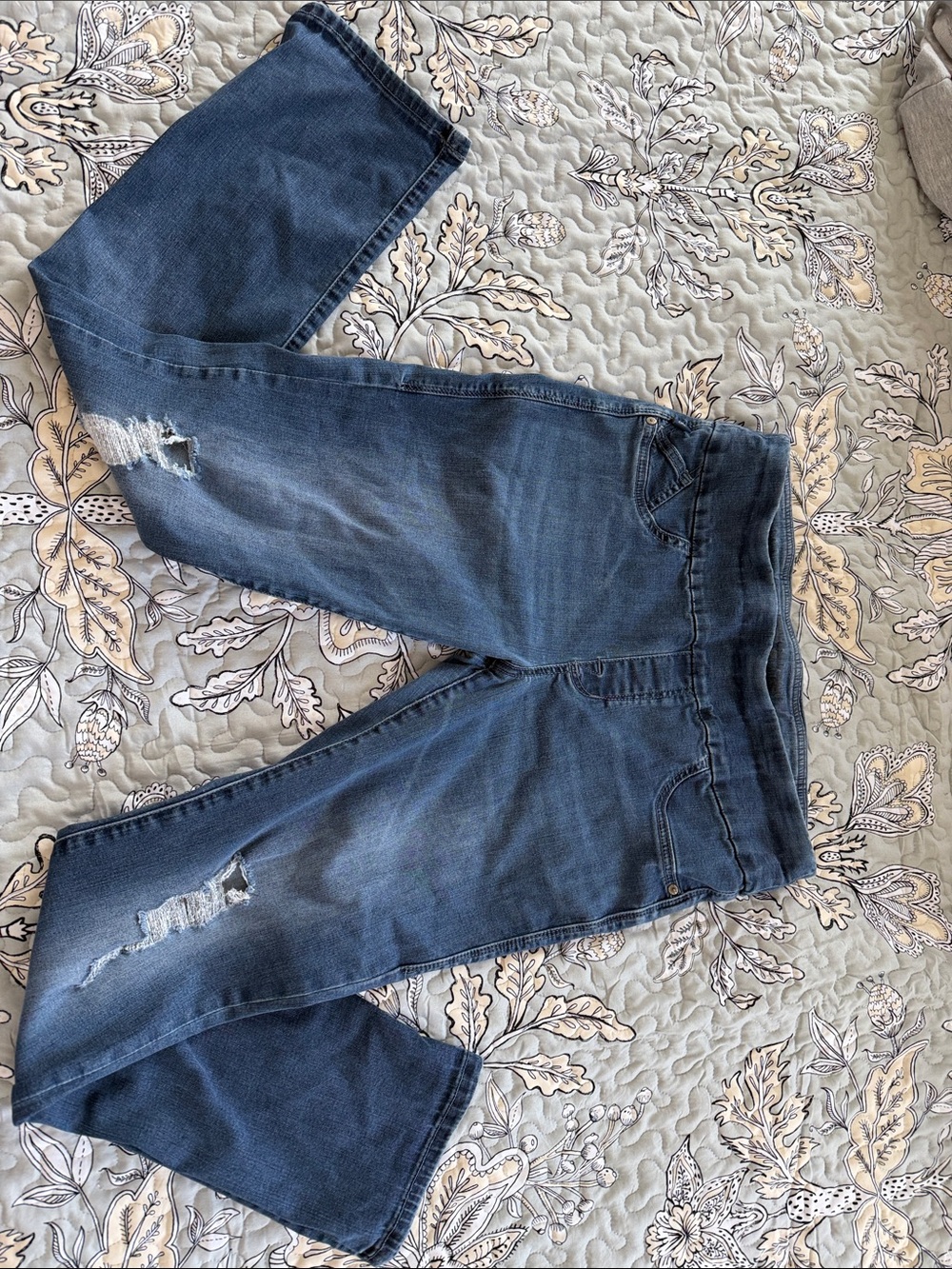 Women’s Rock and Republic Dark Blue Distressed Stretch Jeans